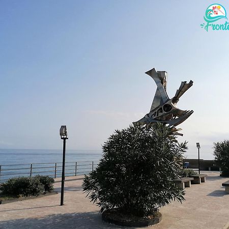 Casa Fronte Mare Villa Santa Teresa Di Riva Exterior foto